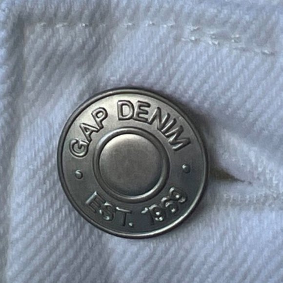 🌸4/$50🌸 NWOT Gap 5" Mid Rise Denim Shorts with Washwell - Picture 10 of 16